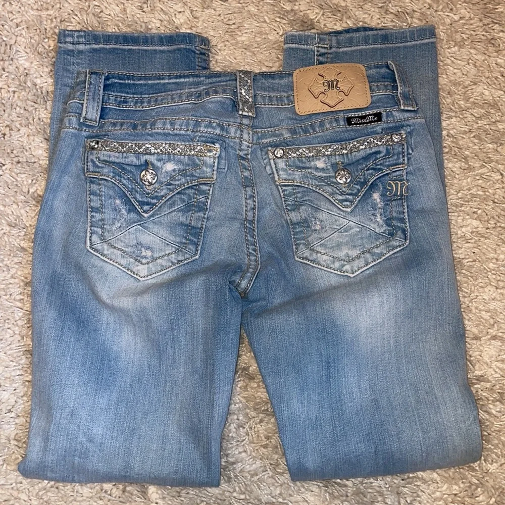 Miss Me Signature Crop Distressed Light Wash Low-Rise Size 29 - Picture 7 of 15
